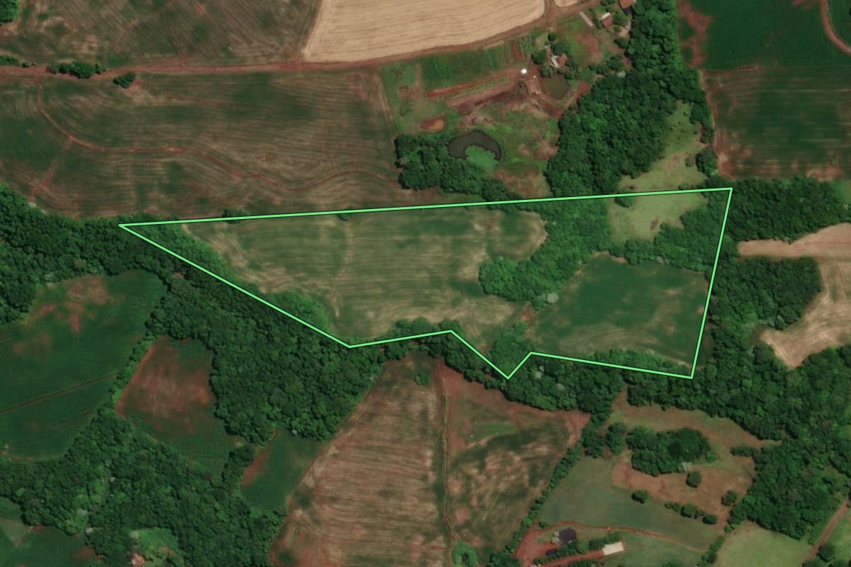 Imagem de satélite do imóvel rural em Novo Machado (RS), com o contorno declarado no CAR desenhado por cima.
