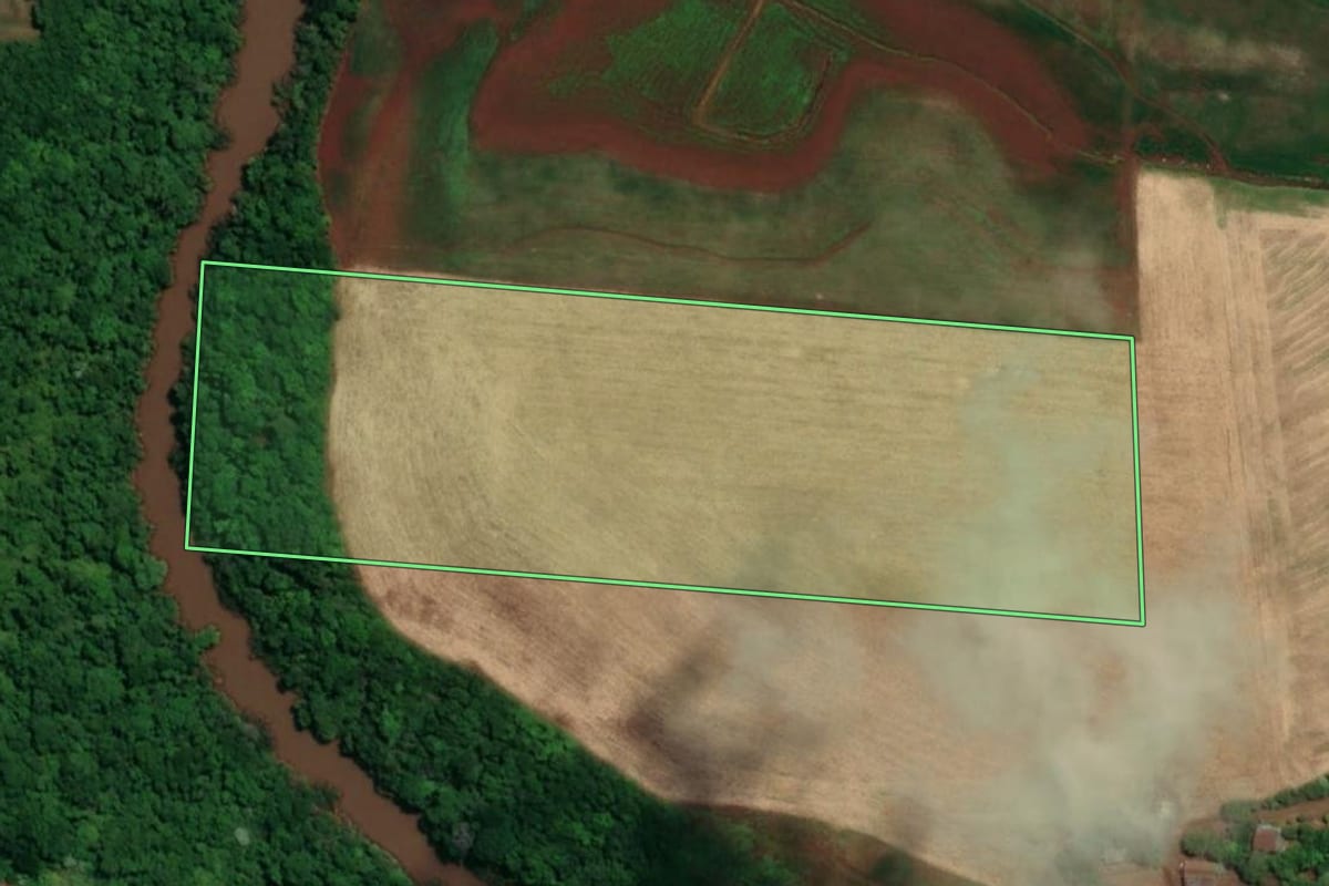 Imagem de satélite do imóvel rural em Novo Machado (RS), com o contorno declarado no CAR desenhado por cima.