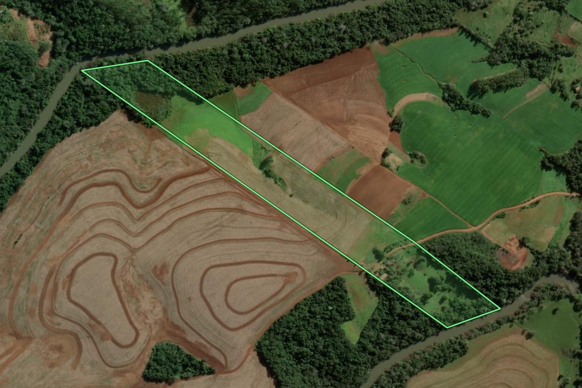 Imagem de satélite do imóvel rural em Novo Machado (RS), com o contorno declarado no CAR desenhado por cima.