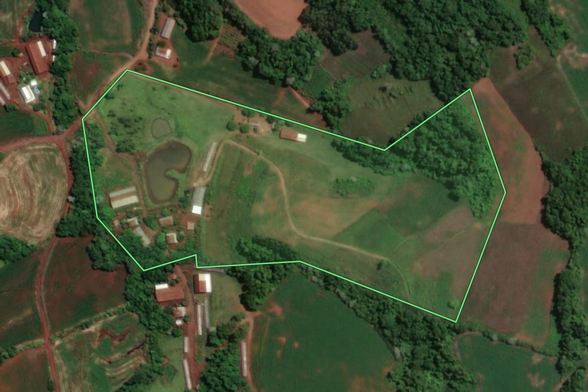 Imagem de satélite do imóvel rural em Novo Machado (RS), com o contorno declarado no CAR desenhado por cima.
