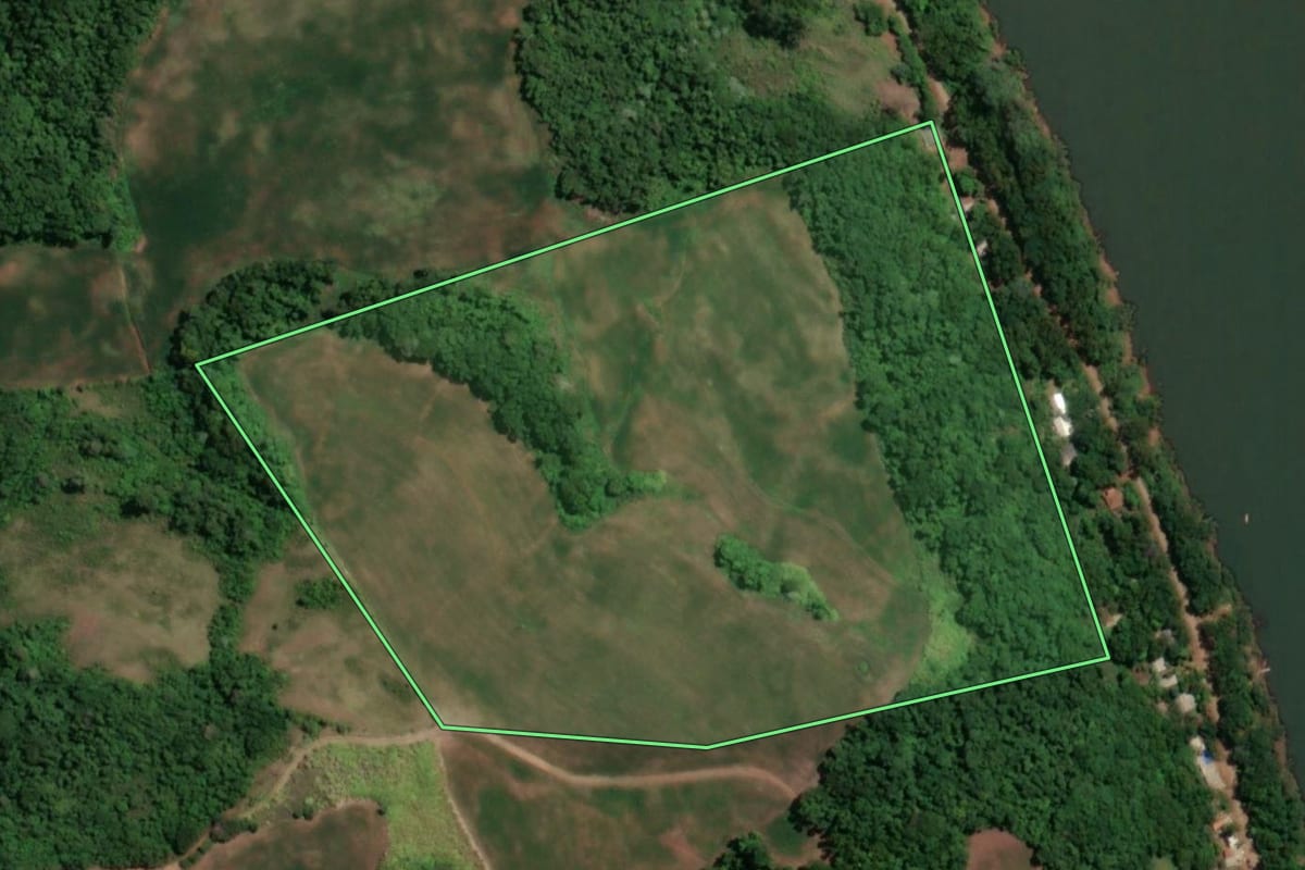 Imagem de satélite do imóvel rural em Novo Machado (RS), com o contorno declarado no CAR desenhado por cima.