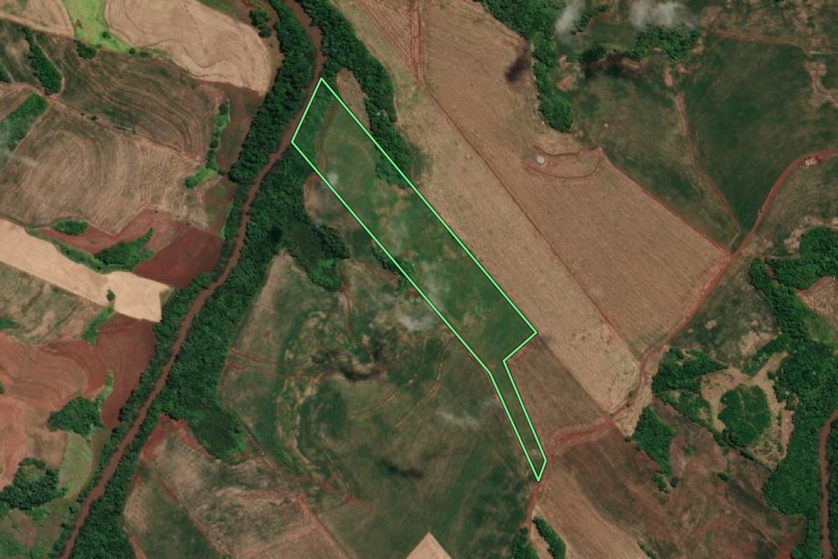 Imagem de satélite do imóvel rural em Novo Machado (RS), com o contorno declarado no CAR desenhado por cima.