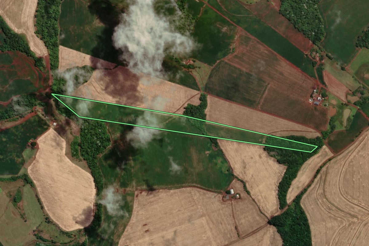Imagem de satélite do imóvel rural em Novo Machado (RS), com o contorno declarado no CAR desenhado por cima.