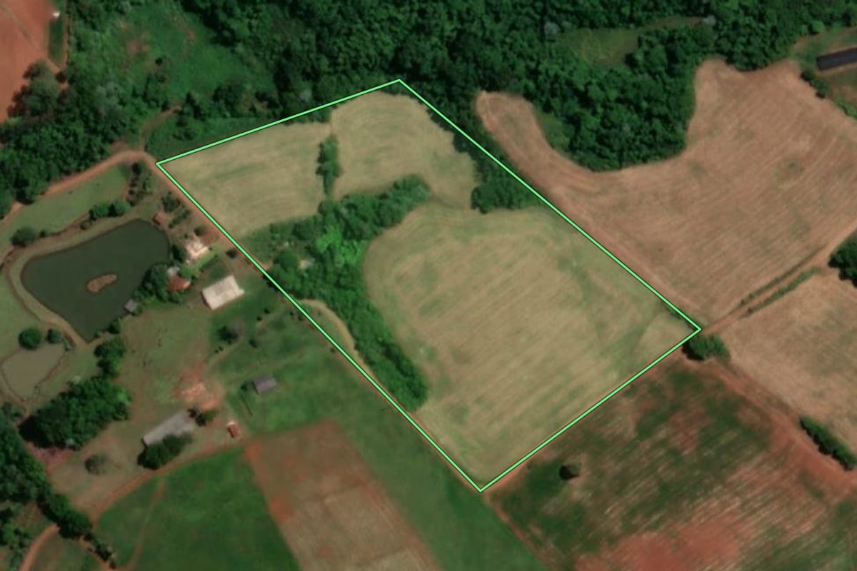 Imagem de satélite do imóvel rural em Novo Machado (RS), com o contorno declarado no CAR desenhado por cima.