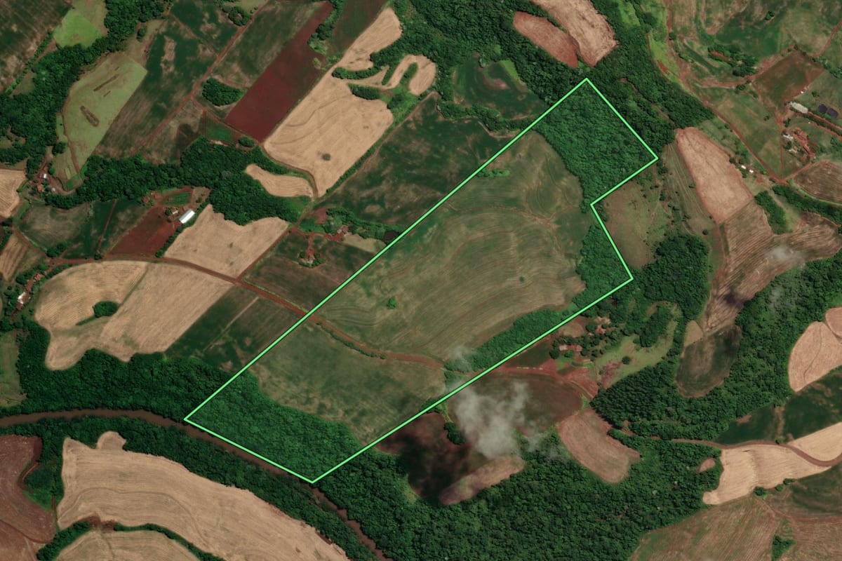 Imagem de satélite do imóvel rural em Novo Machado (RS), com o contorno declarado no CAR desenhado por cima.