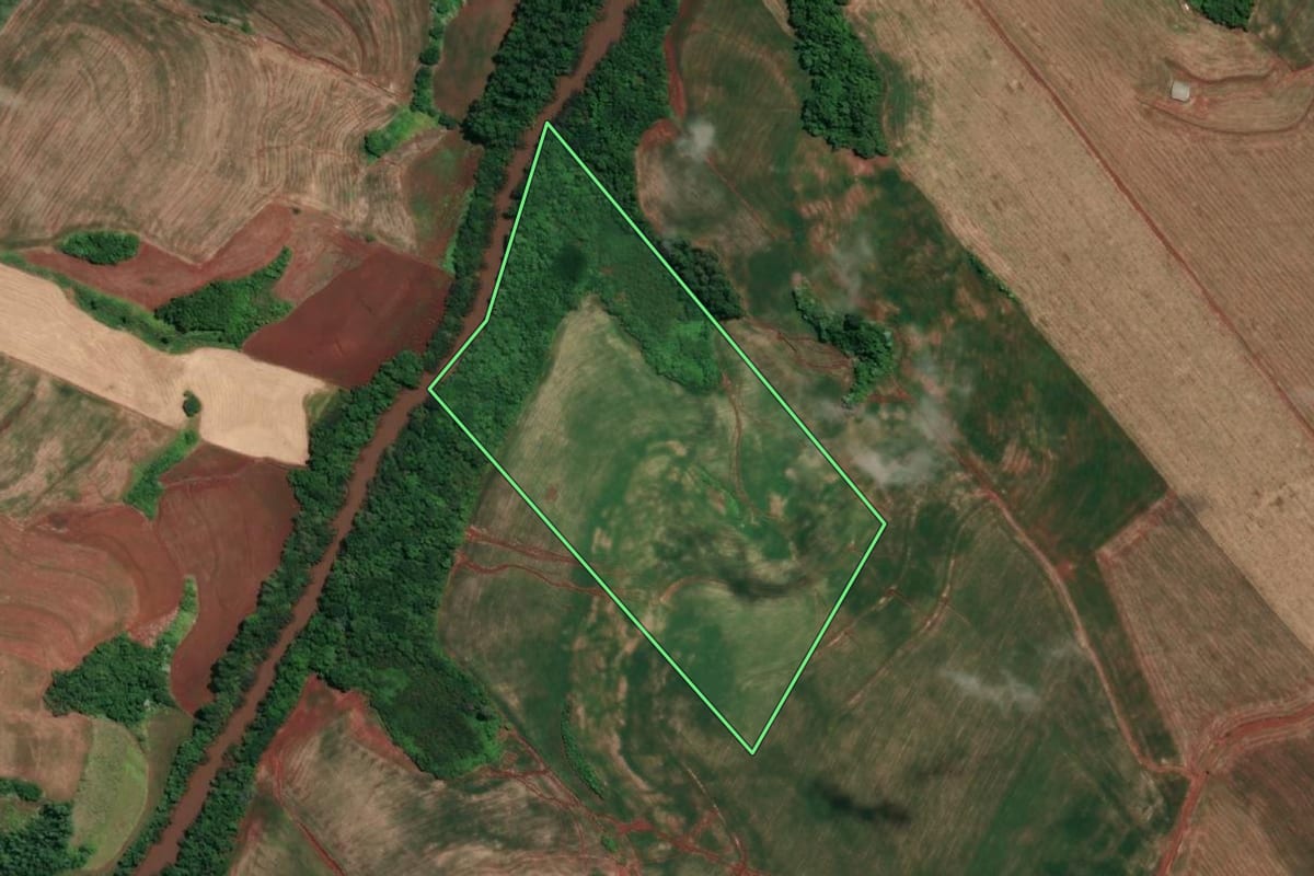 Imagem de satélite do imóvel rural em Novo Machado (RS), com o contorno declarado no CAR desenhado por cima.