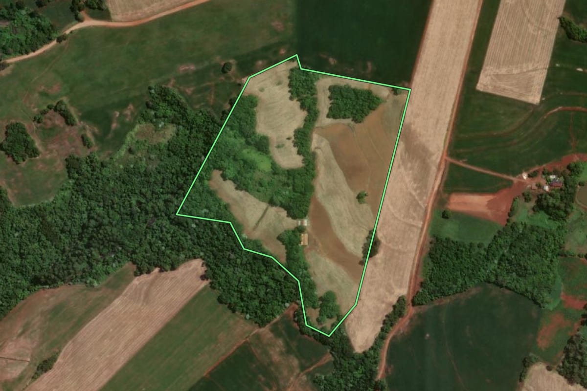 Imagem de satélite do imóvel rural em Novo Machado (RS), com o contorno declarado no CAR desenhado por cima.