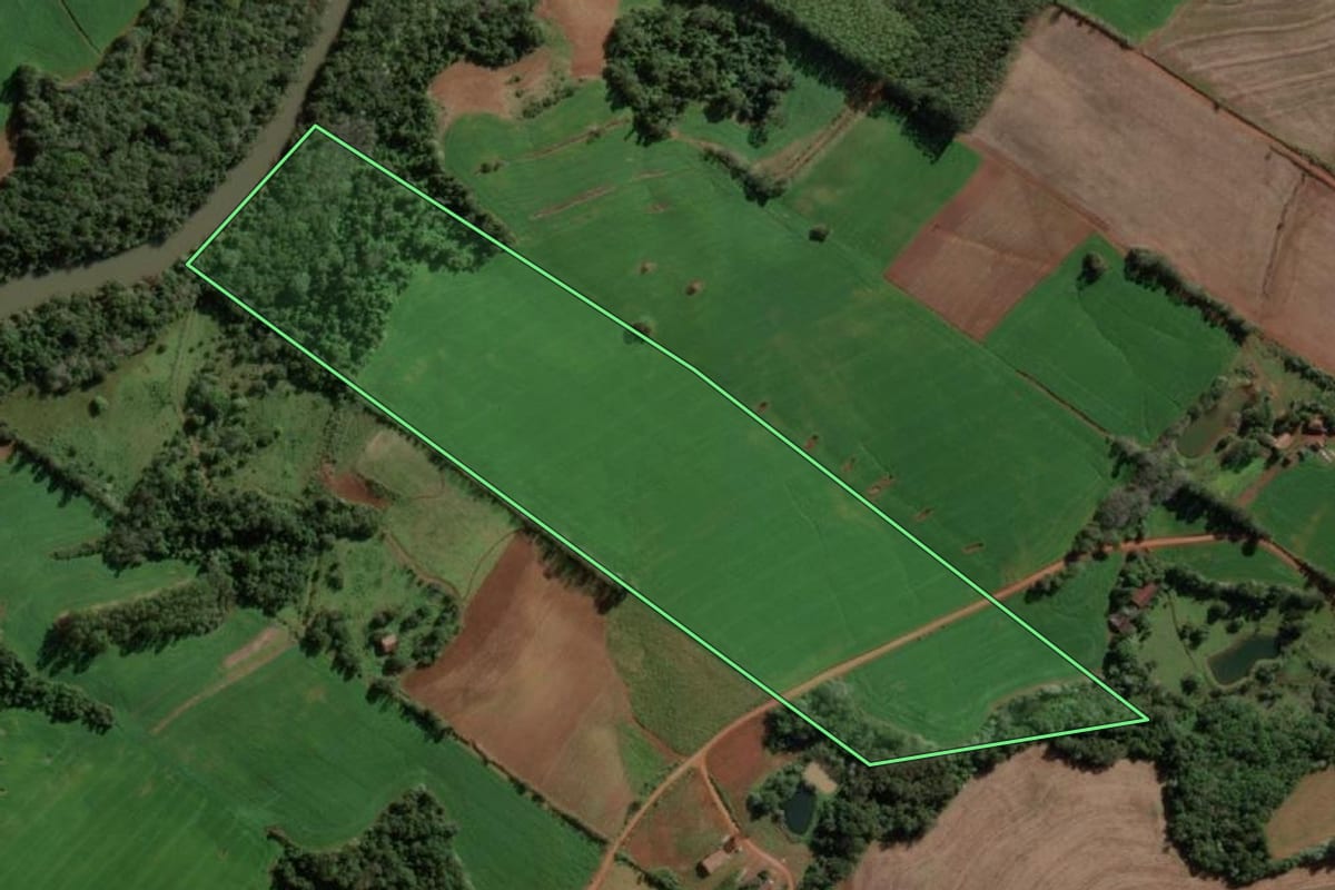 Imagem de satélite do imóvel rural em Novo Machado (RS), com o contorno declarado no CAR desenhado por cima.