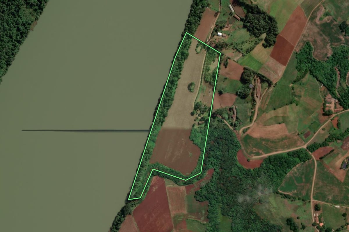 Imagem de satélite do imóvel rural em Novo Machado (RS), com o contorno declarado no CAR desenhado por cima.