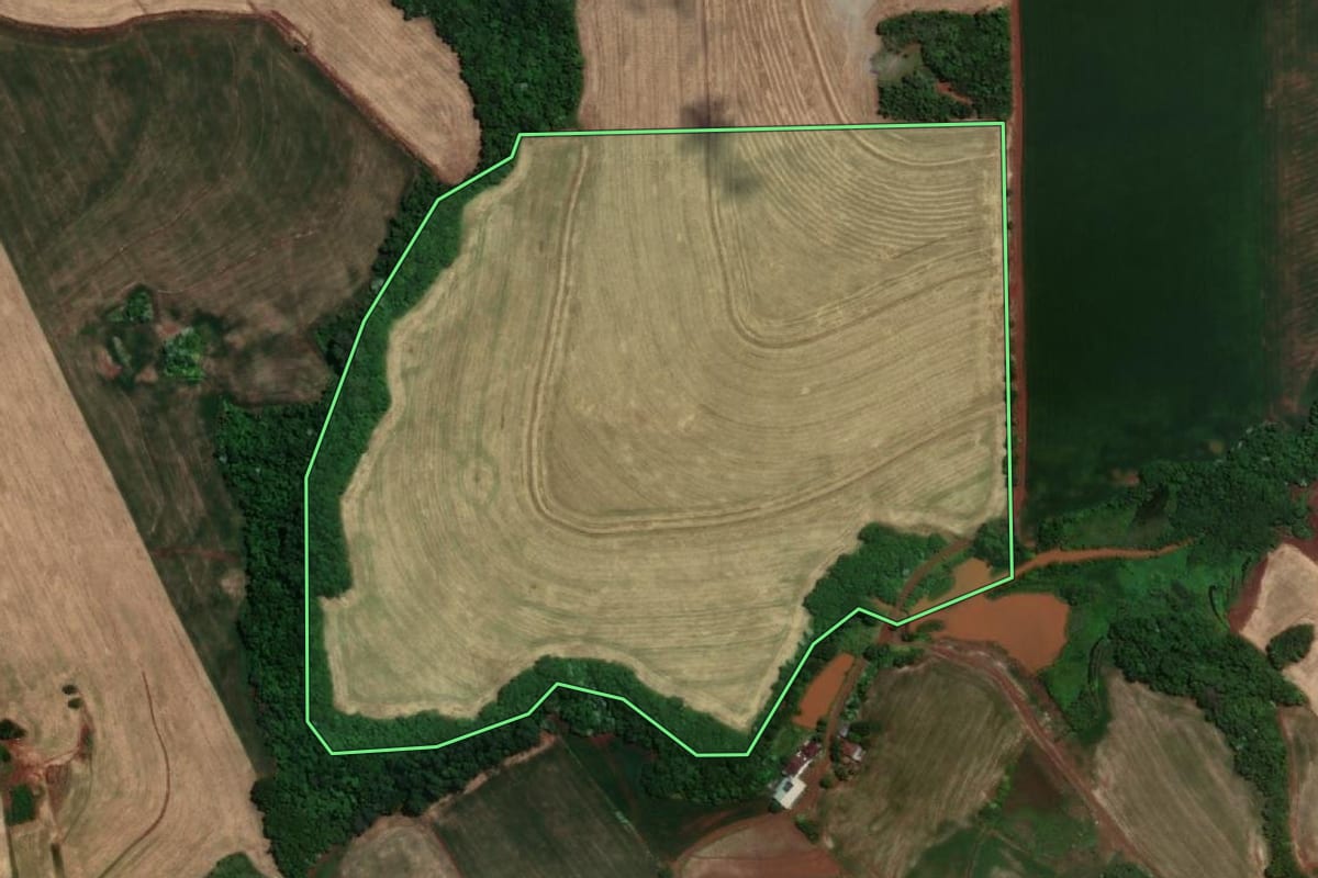 Imagem de satélite do imóvel rural em Novo Machado (RS), com o contorno declarado no CAR desenhado por cima.