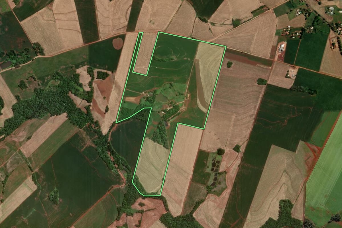 Imagem de satélite do imóvel rural em Novo Machado (RS), com o contorno declarado no CAR desenhado por cima.