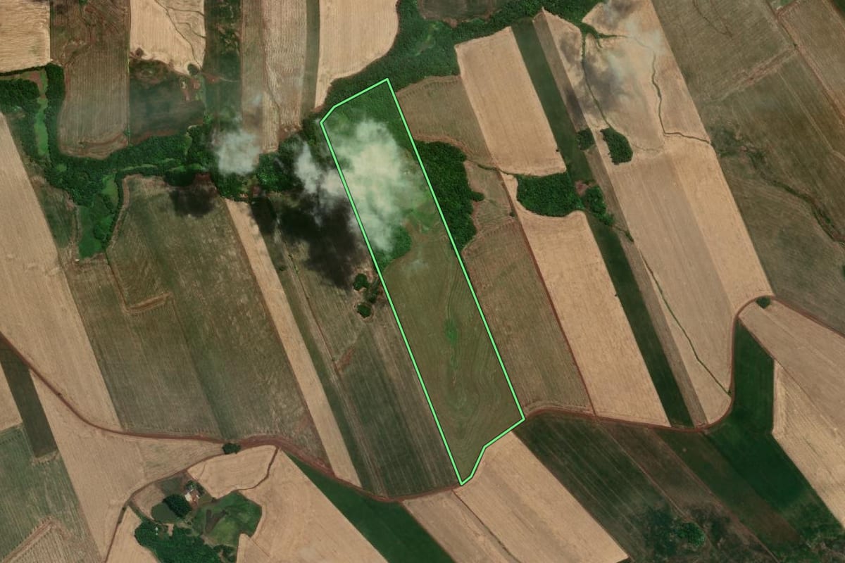 Imagem de satélite do imóvel rural em Novo Machado (RS), com o contorno declarado no CAR desenhado por cima.