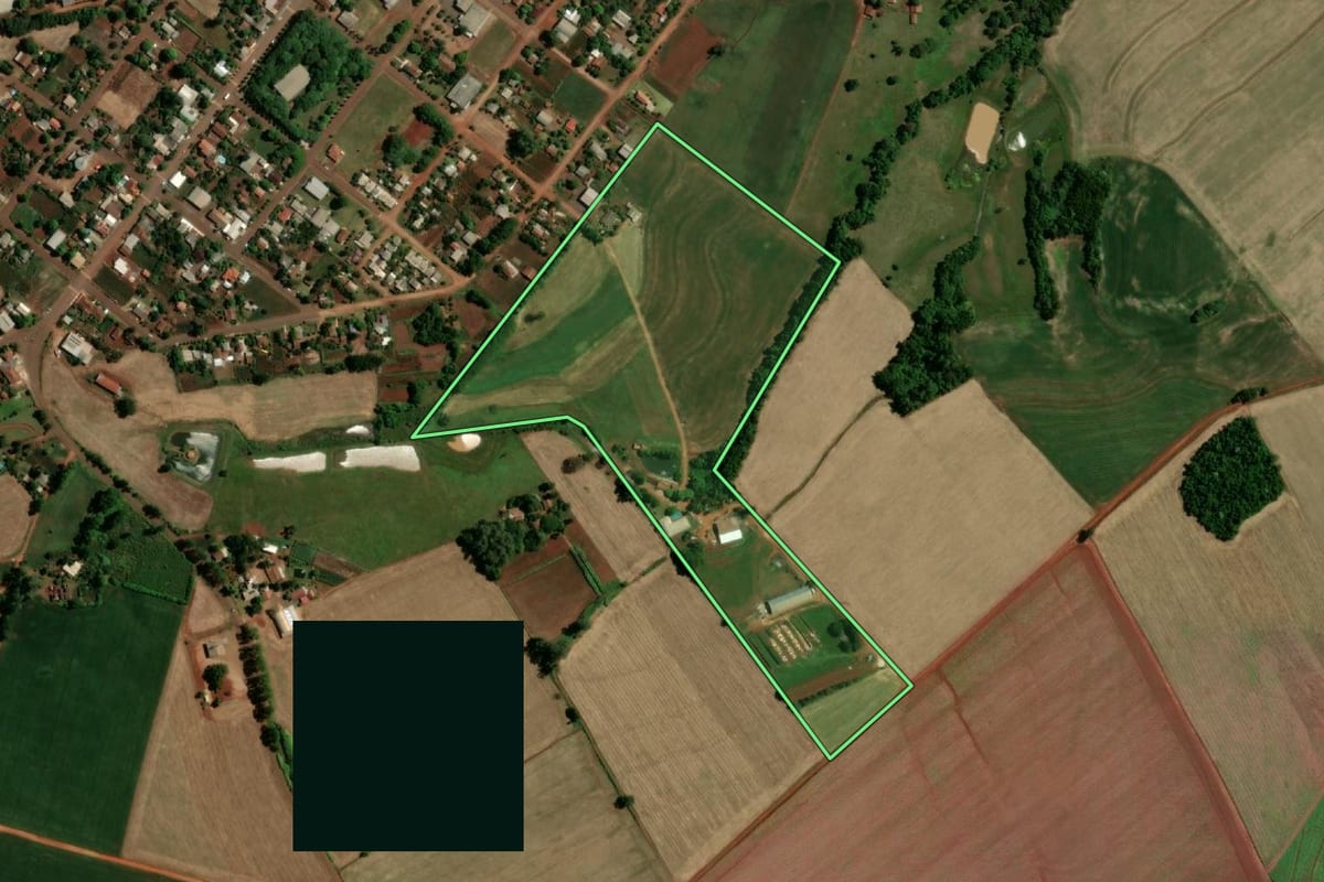 Imagem de satélite do imóvel rural em Novo Machado (RS), com o contorno declarado no CAR desenhado por cima.