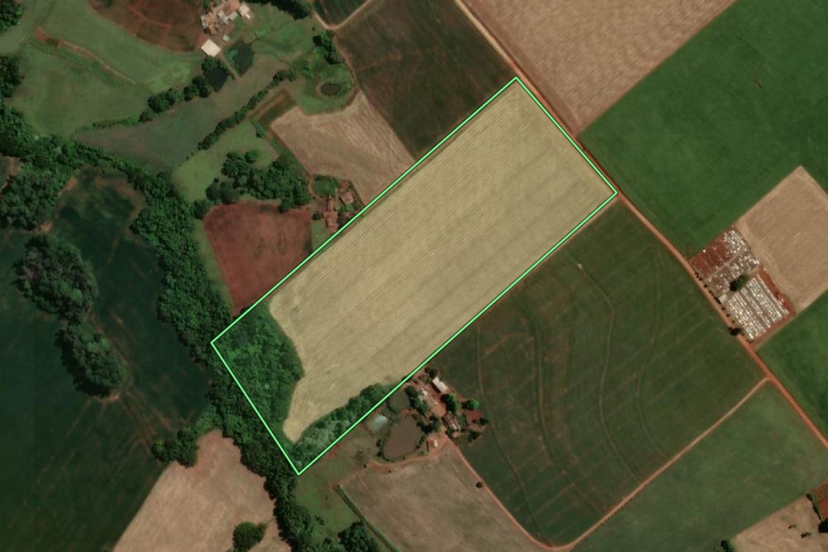 Imagem de satélite do imóvel rural em Novo Machado (RS), com o contorno declarado no CAR desenhado por cima.