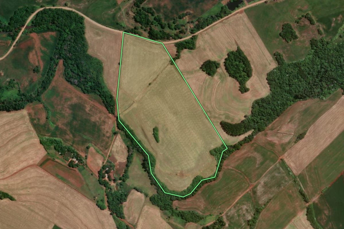 Imagem de satélite do imóvel rural em Novo Machado (RS), com o contorno declarado no CAR desenhado por cima.