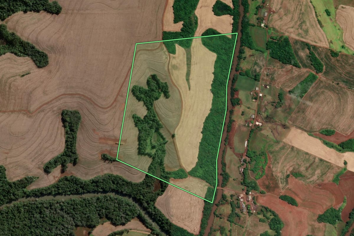 Imagem de satélite do imóvel rural em Novo Machado (RS), com o contorno declarado no CAR desenhado por cima.