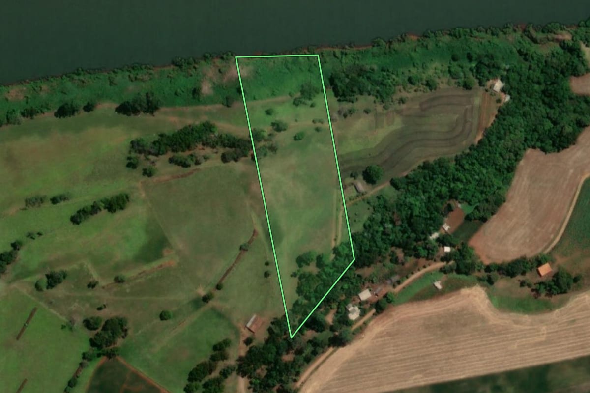 Imagem de satélite do imóvel rural em Novo Machado (RS), com o contorno declarado no CAR desenhado por cima.
