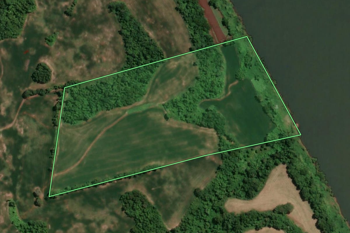 Imagem de satélite do imóvel rural em Novo Machado (RS), com o contorno declarado no CAR desenhado por cima.