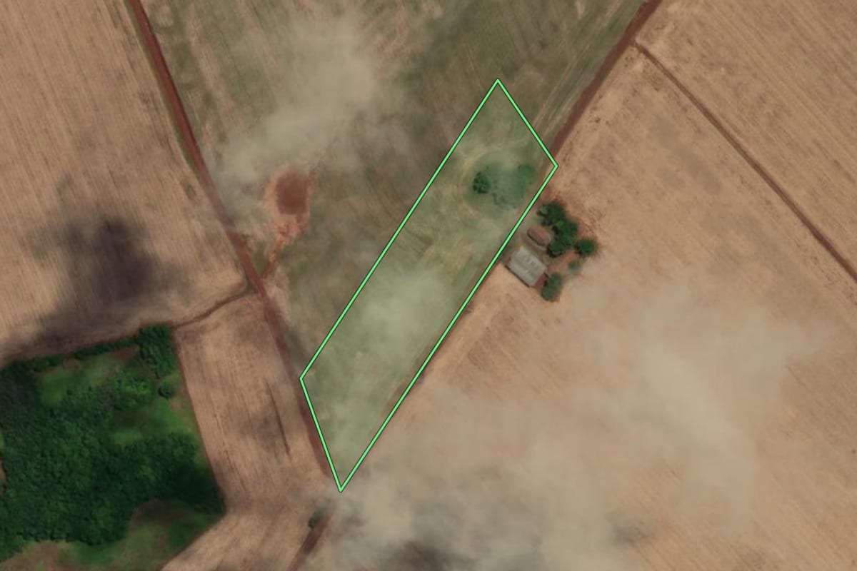 Imagem de satélite do imóvel rural em Novo Machado (RS), com o contorno declarado no CAR desenhado por cima.