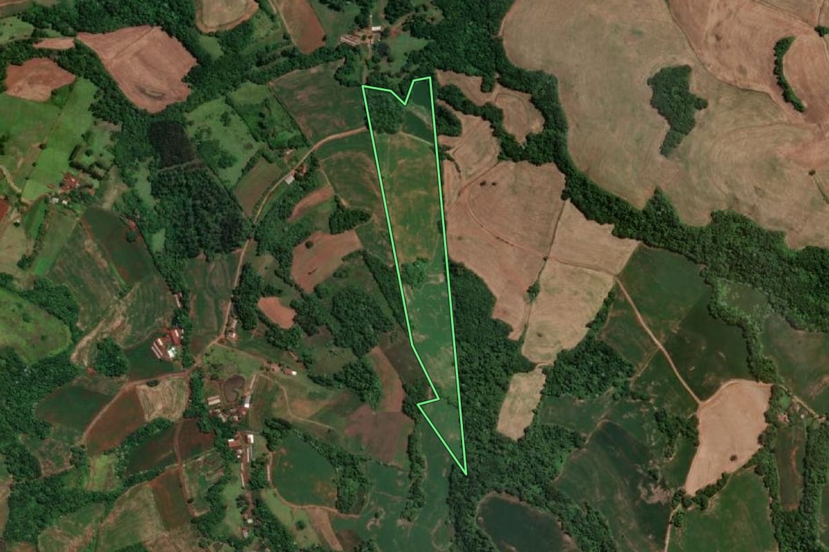 Imagem de satélite do imóvel rural em Novo Machado (RS), com o contorno declarado no CAR desenhado por cima.