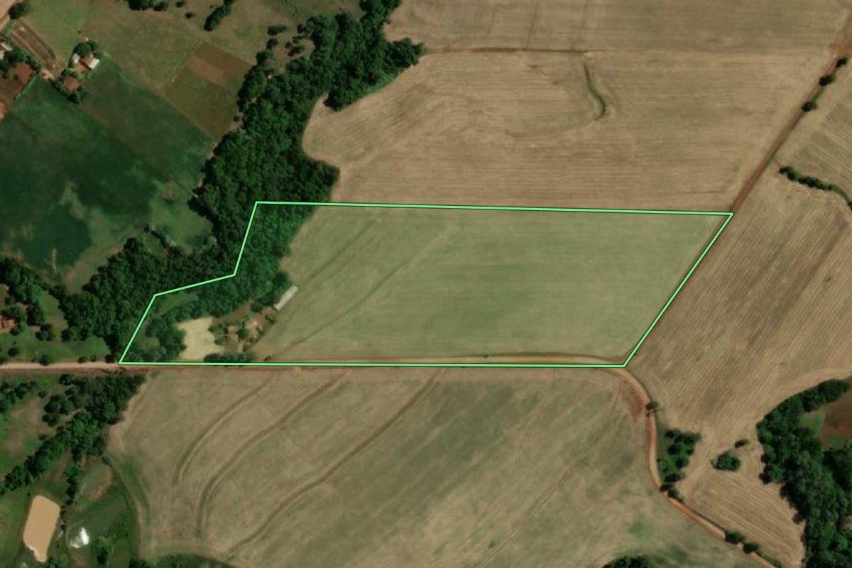 Imagem de satélite do imóvel rural em Novo Machado (RS), com o contorno declarado no CAR desenhado por cima.