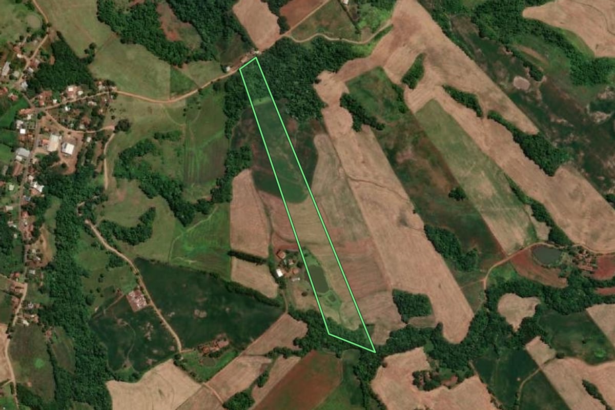 Imagem de satélite do imóvel rural em Novo Machado (RS), com o contorno declarado no CAR desenhado por cima.