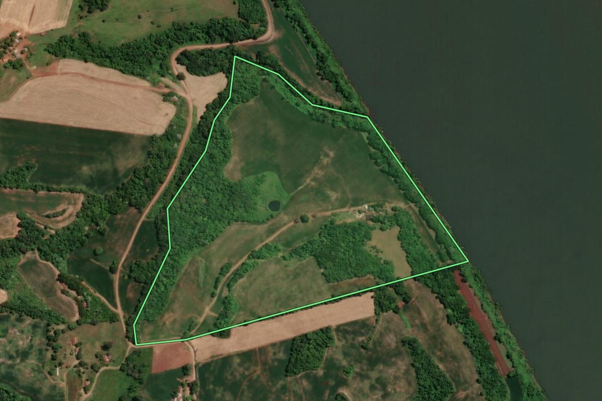 Imagem de satélite do imóvel rural em Novo Machado (RS), com o contorno declarado no CAR desenhado por cima.
