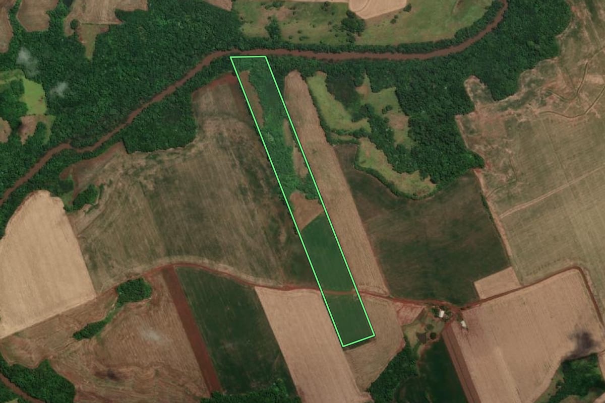 Imagem de satélite do imóvel rural em Novo Machado (RS), com o contorno declarado no CAR desenhado por cima.