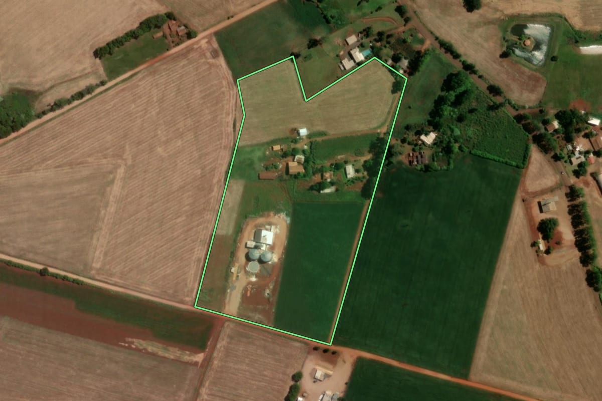 Imagem de satélite do imóvel rural em Novo Machado (RS), com o contorno declarado no CAR desenhado por cima.