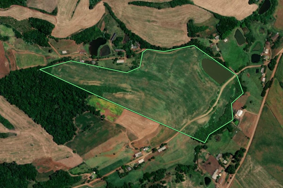 Imagem de satélite do imóvel rural em Novo Tiradentes (RS), com o contorno declarado no CAR desenhado por cima.