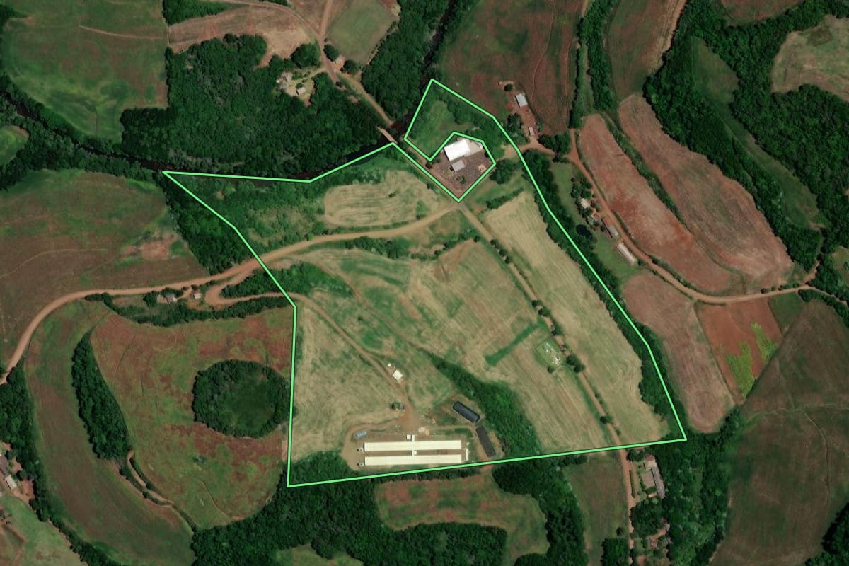 Imagem de satélite do imóvel rural em Novo Tiradentes (RS), com o contorno declarado no CAR desenhado por cima.