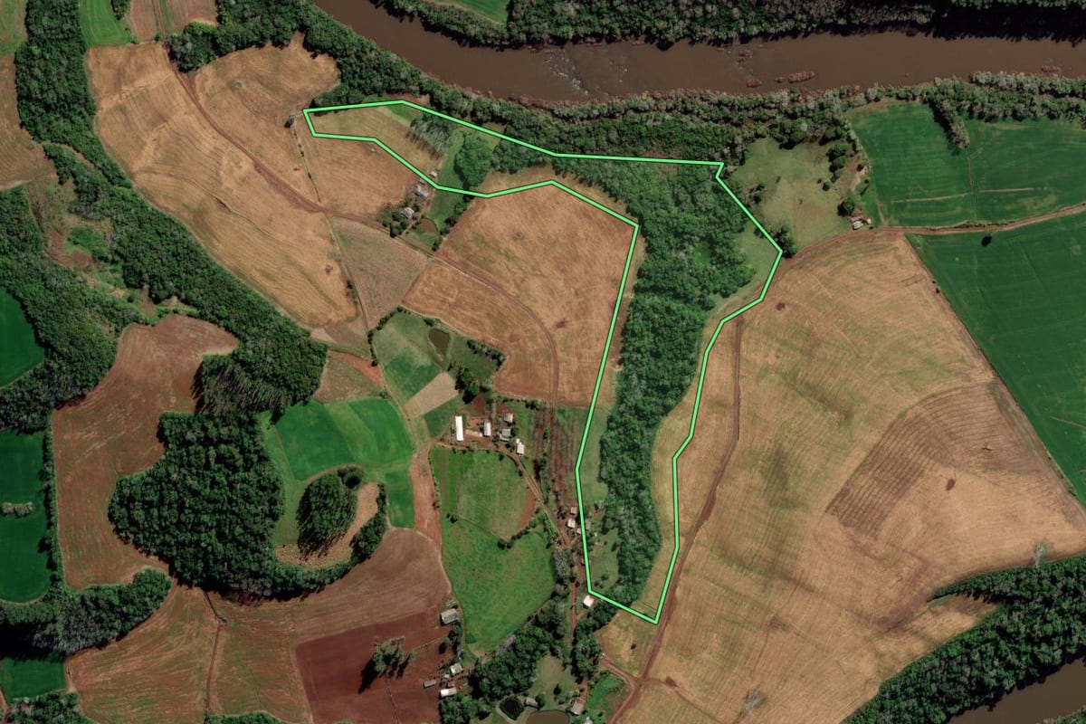 Imagem de satélite do imóvel rural em Novo Tiradentes (RS), com o contorno declarado no CAR desenhado por cima.
