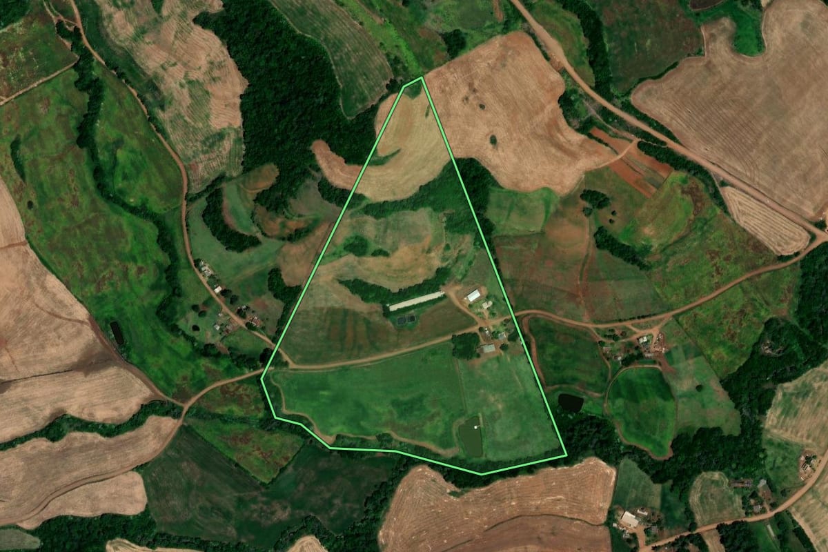 Imagem de satélite do imóvel rural em Novo Tiradentes (RS), com o contorno declarado no CAR desenhado por cima.