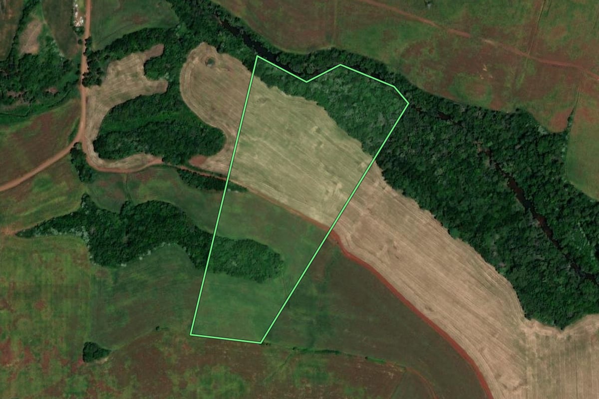 Imagem de satélite do imóvel rural em Novo Tiradentes (RS), com o contorno declarado no CAR desenhado por cima.