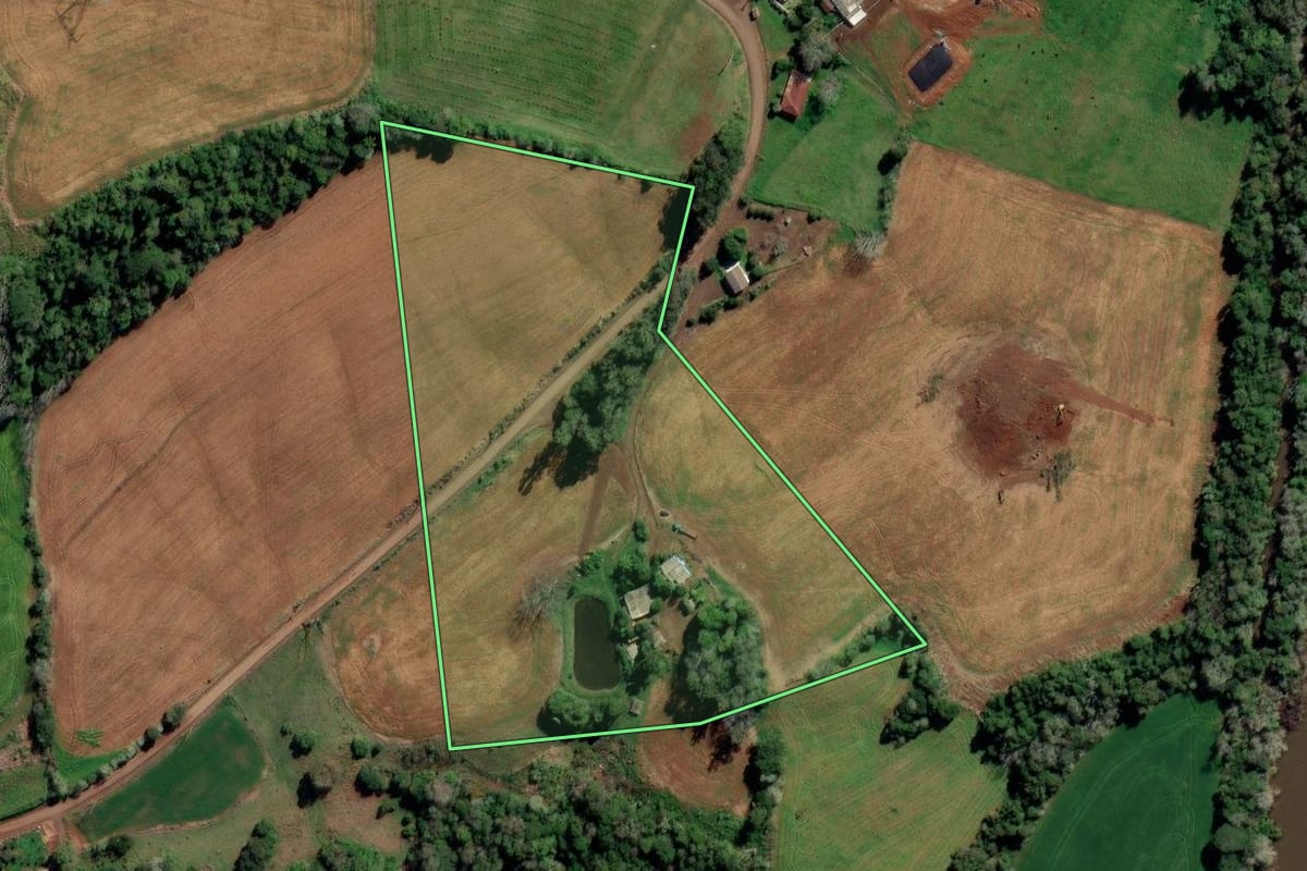 Imagem de satélite do imóvel rural em Novo Tiradentes (RS), com o contorno declarado no CAR desenhado por cima.