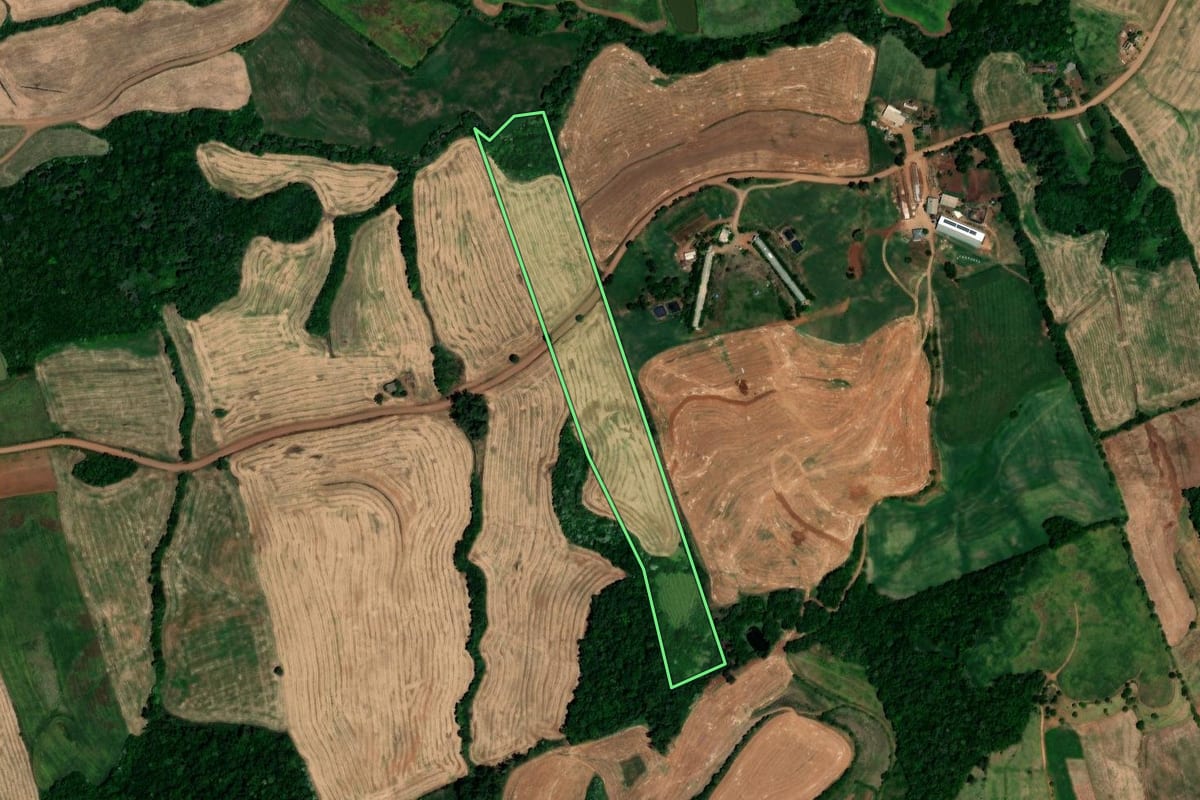 Imagem de satélite do imóvel rural em Novo Tiradentes (RS), com o contorno declarado no CAR desenhado por cima.