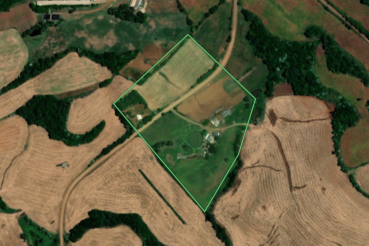 Imagem de satélite do imóvel rural em Novo Tiradentes (RS), com o contorno declarado no CAR desenhado por cima.
