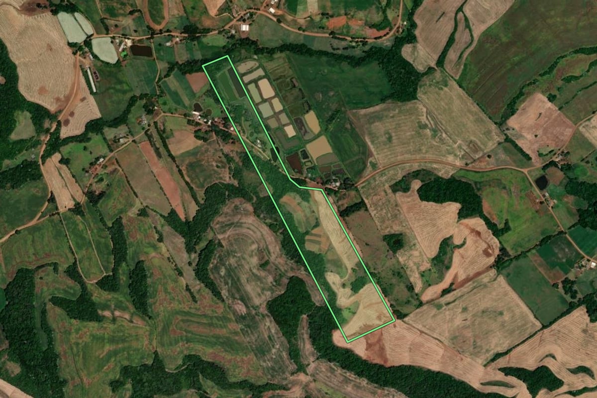 Imagem de satélite do imóvel rural em Novo Tiradentes (RS), com o contorno declarado no CAR desenhado por cima.