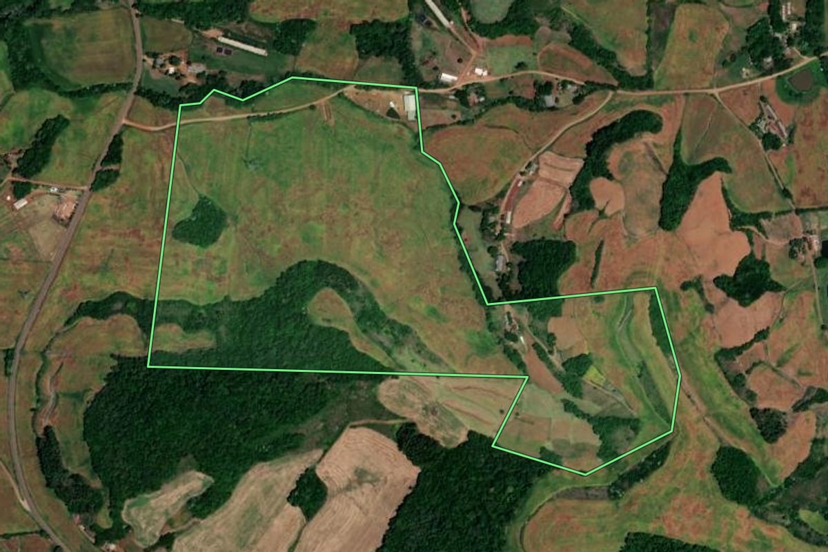 Imagem de satélite do imóvel rural em Novo Tiradentes (RS), com o contorno declarado no CAR desenhado por cima.