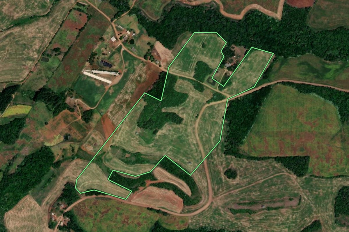 Imagem de satélite do imóvel rural em Novo Tiradentes (RS), com o contorno declarado no CAR desenhado por cima.