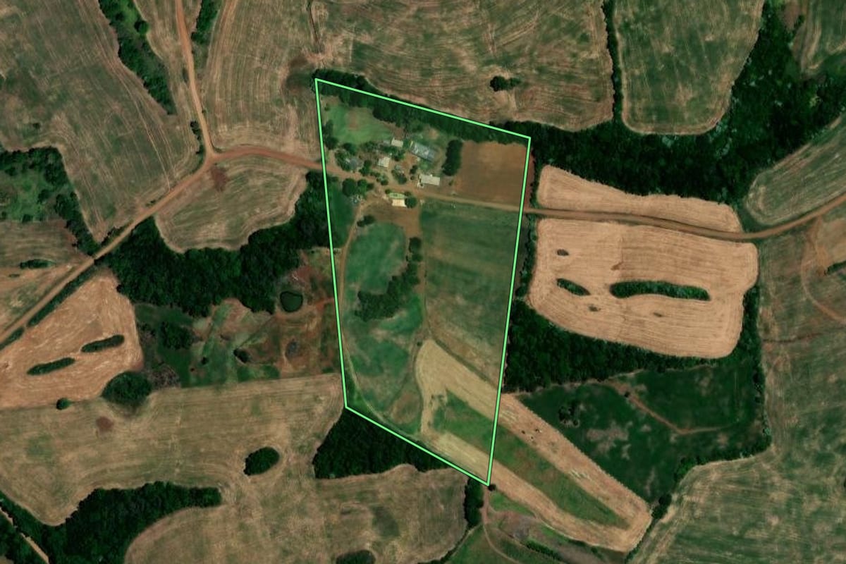 Imagem de satélite do imóvel rural em Novo Tiradentes (RS), com o contorno declarado no CAR desenhado por cima.