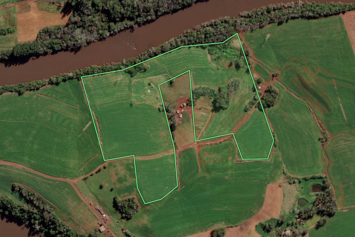 Imagem de satélite do imóvel rural em Novo Tiradentes (RS), com o contorno declarado no CAR desenhado por cima.