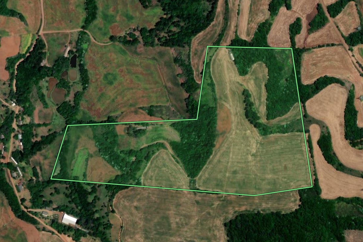 Imagem de satélite do imóvel rural em Novo Tiradentes (RS), com o contorno declarado no CAR desenhado por cima.