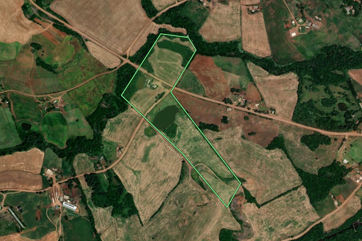 Imagem de satélite do imóvel rural em Novo Tiradentes (RS), com o contorno declarado no CAR desenhado por cima.