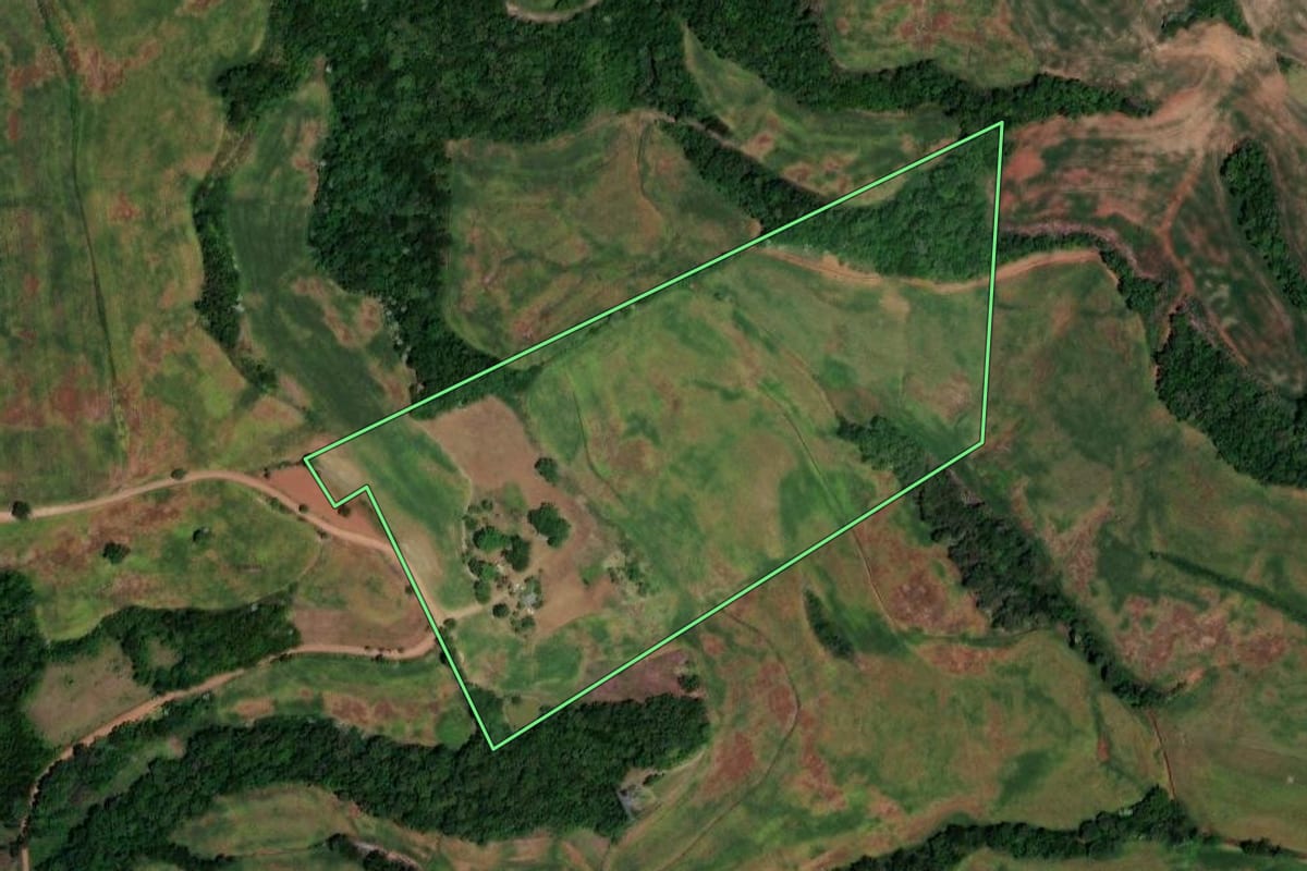 Imagem de satélite do imóvel rural em Novo Tiradentes (RS), com o contorno declarado no CAR desenhado por cima.