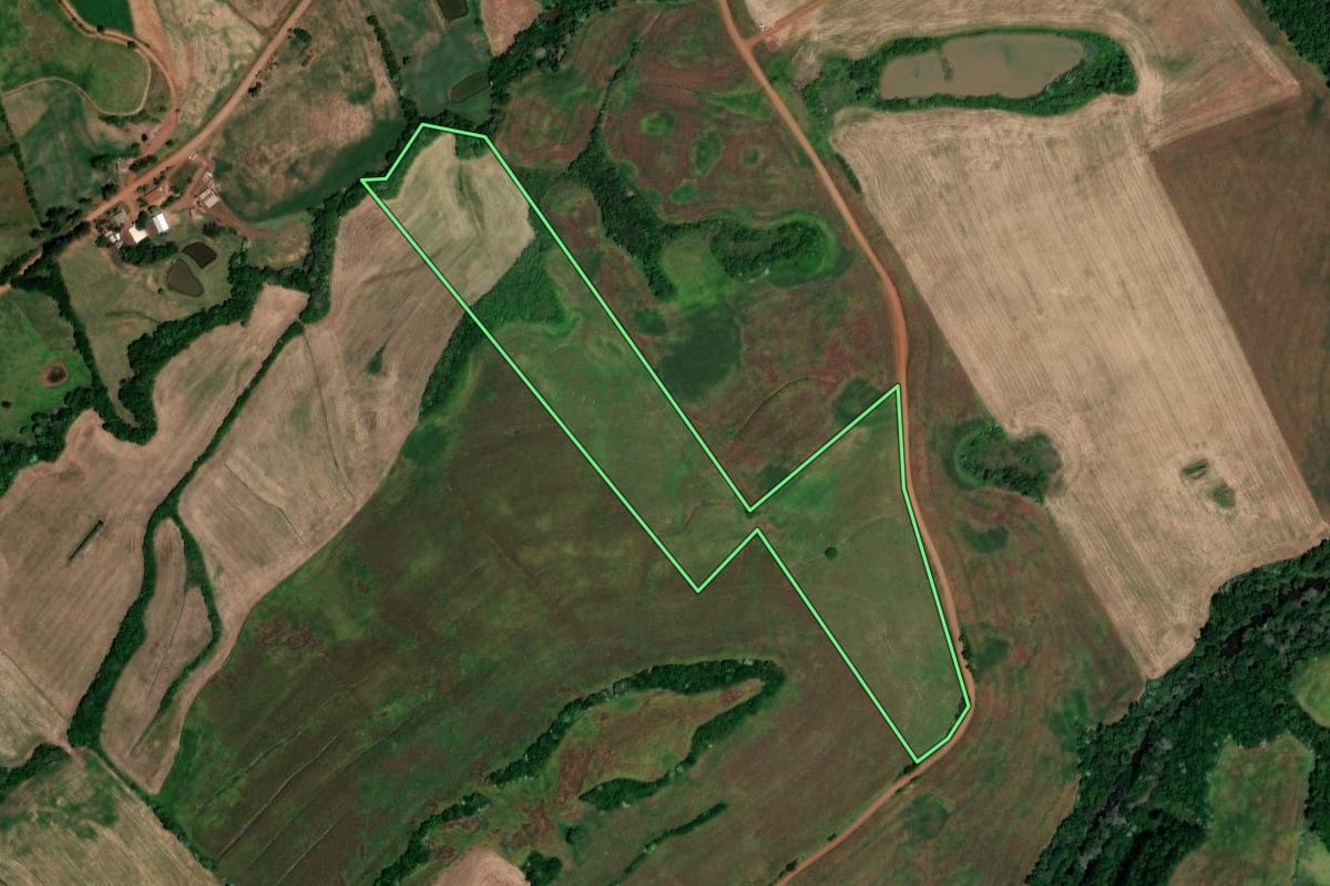 Imagem de satélite do imóvel rural em Novo Tiradentes (RS), com o contorno declarado no CAR desenhado por cima.