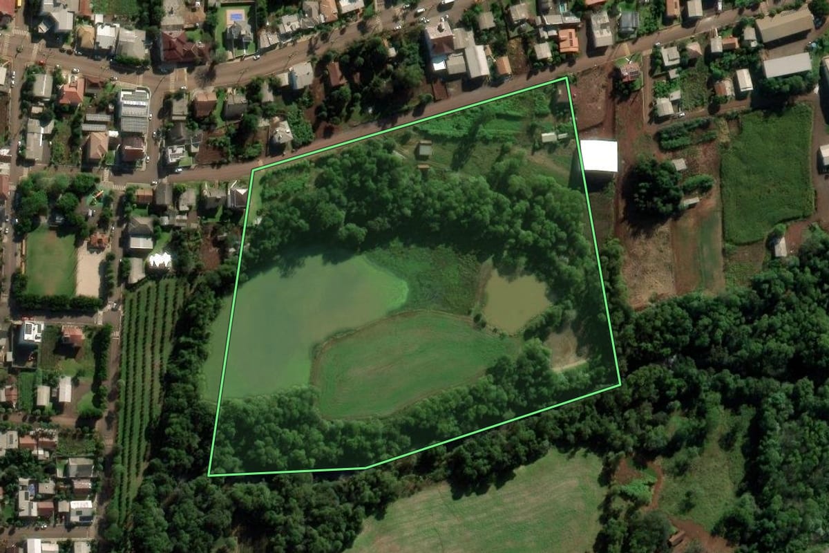 Imagem de satélite do imóvel rural em Novo Xingu (RS), com o contorno declarado no CAR desenhado por cima.