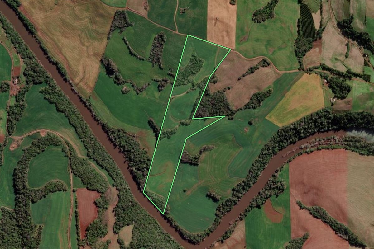 Imagem de satélite do imóvel rural em Novo Xingu (RS), com o contorno declarado no CAR desenhado por cima.