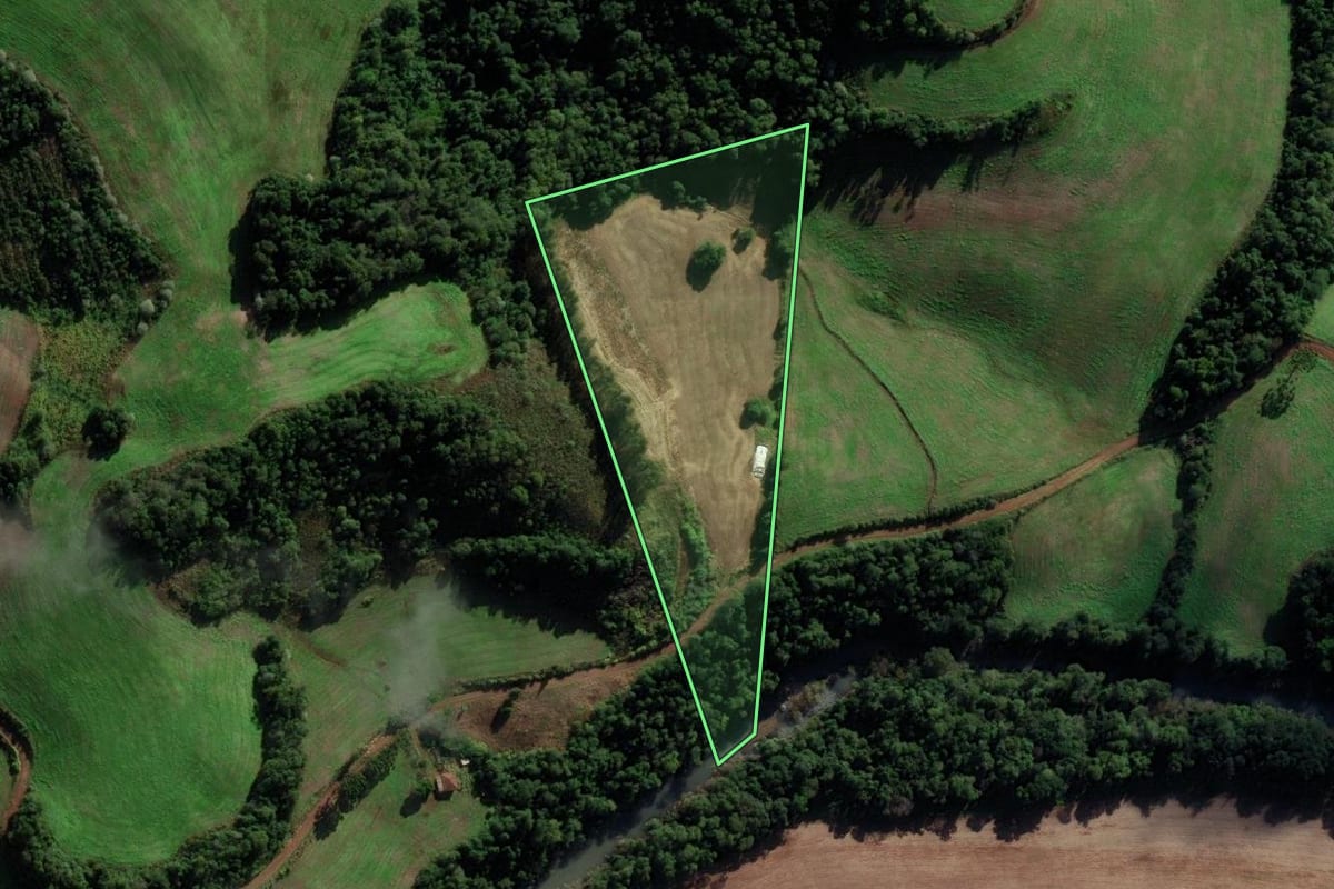 Imagem de satélite do imóvel rural em Novo Xingu (RS), com o contorno declarado no CAR desenhado por cima.