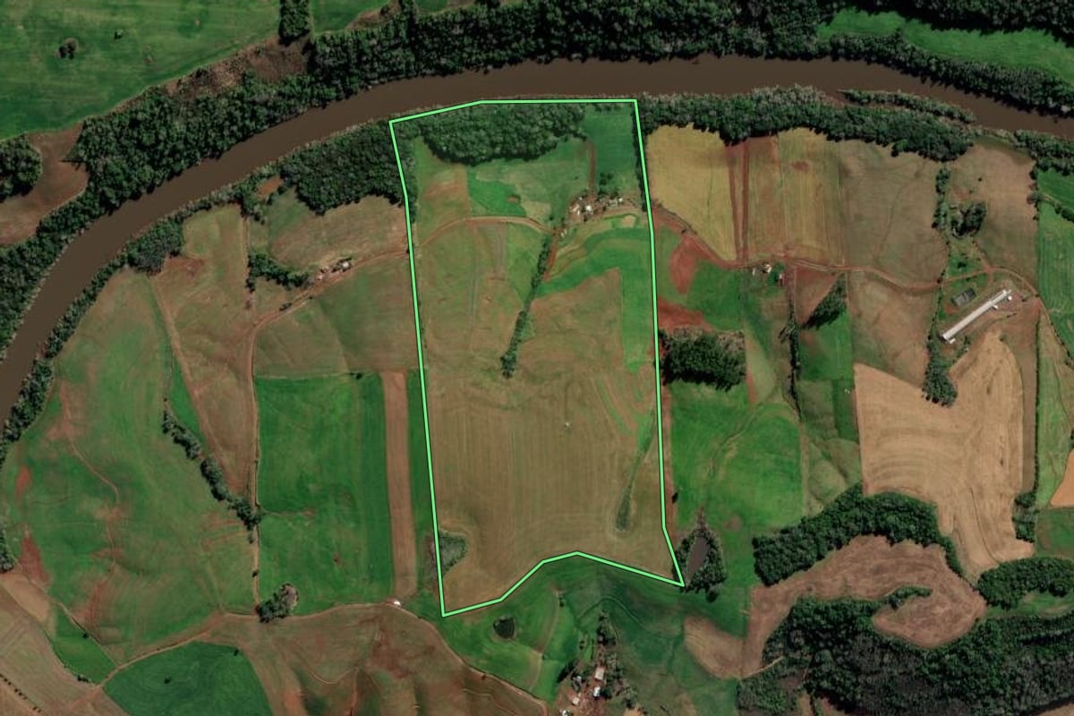 Imagem de satélite do imóvel rural em Novo Xingu (RS), com o contorno declarado no CAR desenhado por cima.